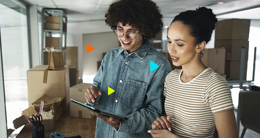 Empreendedores vendo no tablet qual a categoria de mei para dropshipping