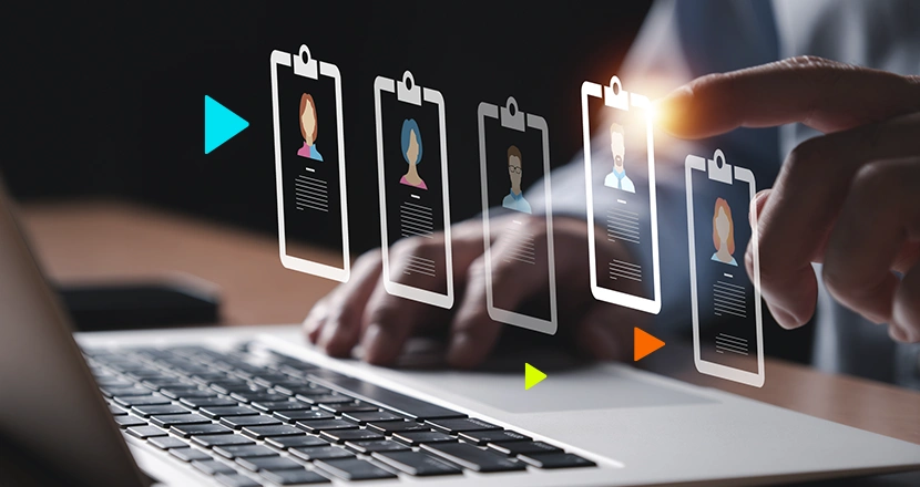 Mão interagindo com ícones digitais sobre um teclado de notebook, na busca por informações sobre quanto custa para registrar um funcionário MEI