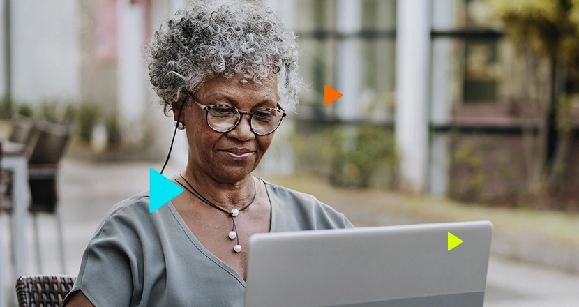 Empreendedora pesquisando se quem paga o MEI tem direito à aposentadoria.