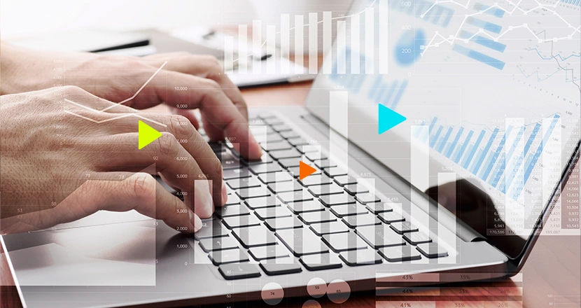 Empreendedor utilizando o notebook para verificar qual as vantagens erp para relatórios