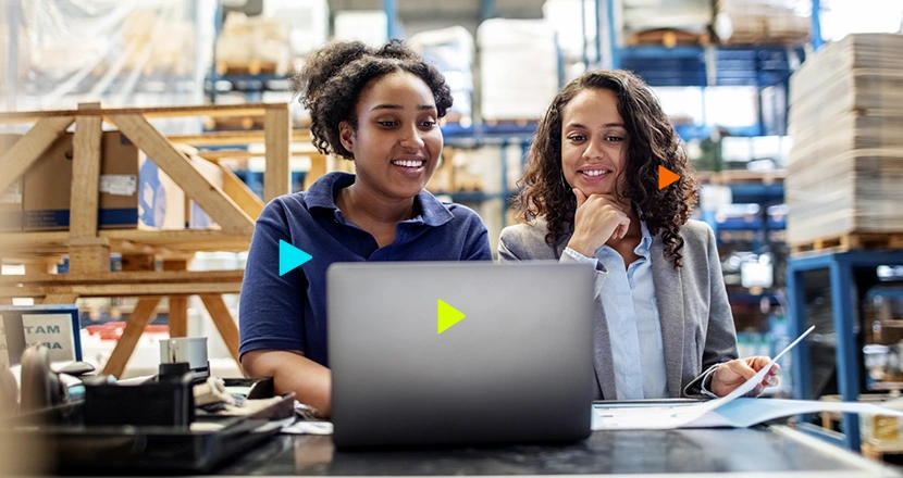 Empreendedoras verificando no notebook o erp para controle de estoque e suas vantagens