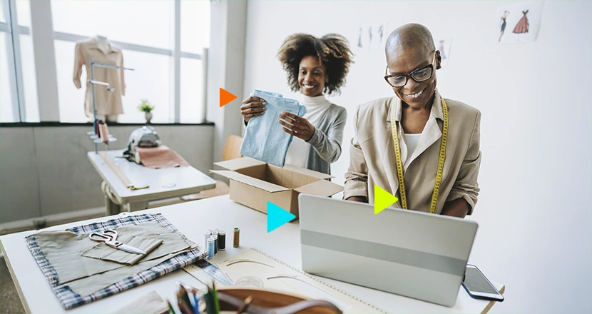 Empreendedoras em sua sala com os equipamentos verificando como é o sistema erp para e-commerce