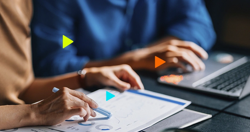 Empreendedores reunidos em seu notebook para fazer o planejamento financeiro empresarial