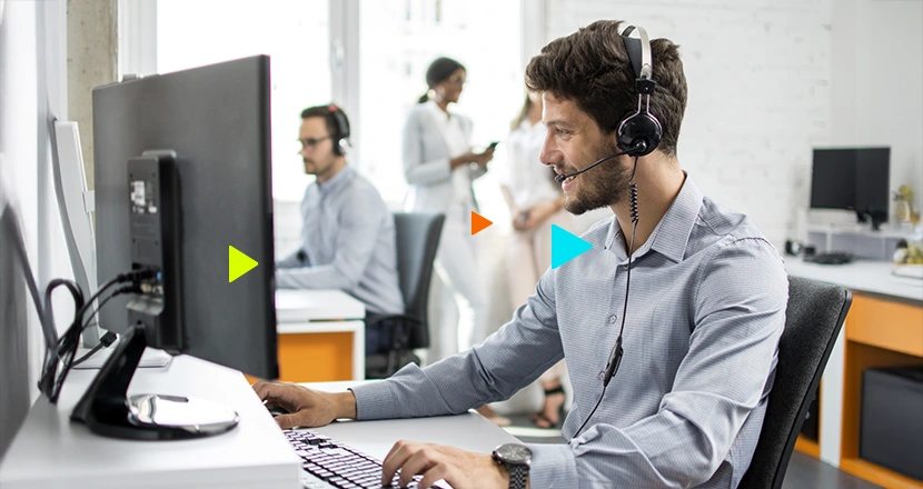 Vendedor sentado em sua mesa verificando como vender sistemas erp