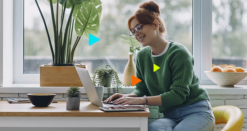 Empreendedora verificando quais os benefícios do omie Cash em contas digitais