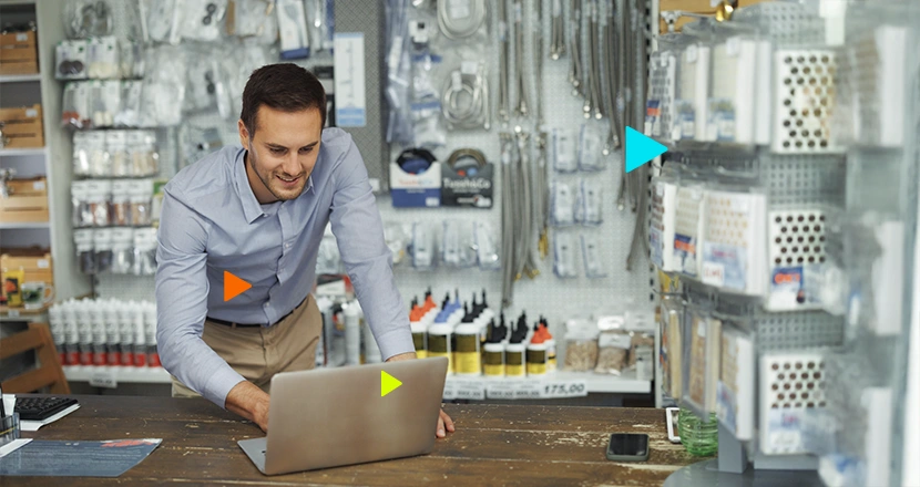 empreendedor verificando como funciona erp para agencia de marketing​