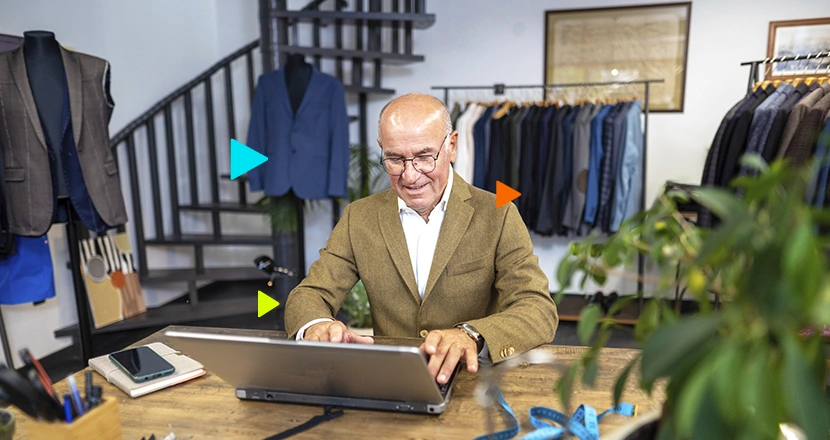 Empreendedor de loja de roupa verificando como funciona o erp