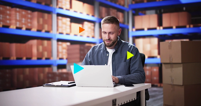 homem emitindo nota fiscal