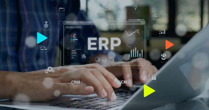 Pessoa usando software ERP em laptop com gráficos