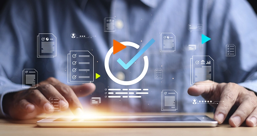 mãos de um homem digitando com um símbolo de check na tela