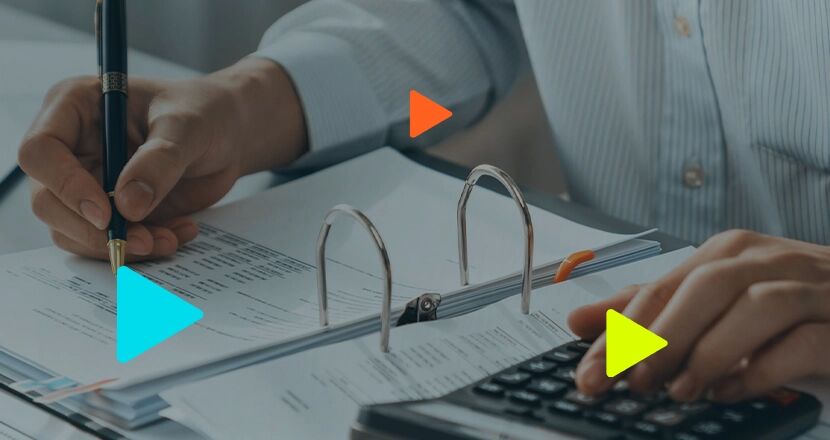 Pessoa utilizando calculadora e documentos