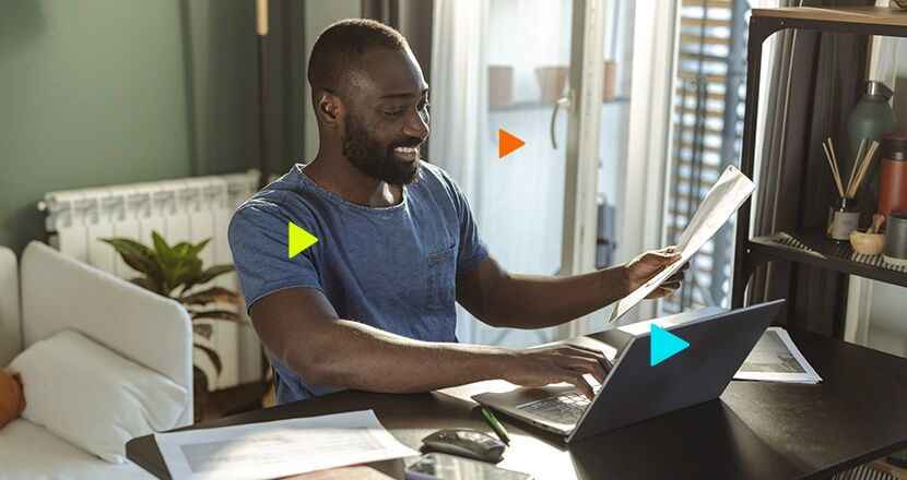 homem sorrindo home office