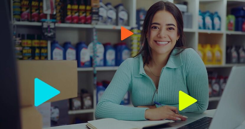 Mulher sorridente em loja de produtos automotivos