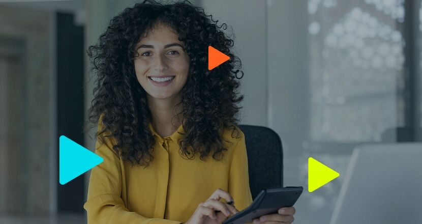 Mulher sorridente usando tablet em ambiente de trabalho