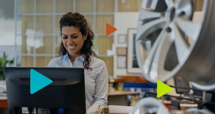 Mulher sorridente trabalhando em loja de peças automotivas