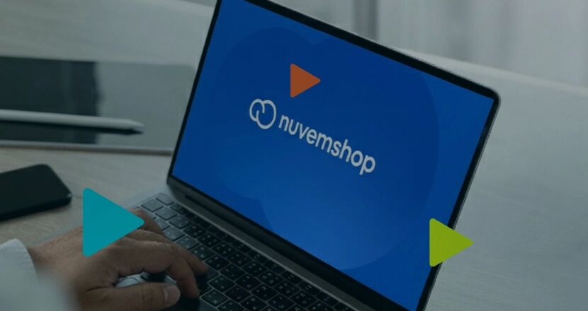 Tela do Nuvemshop em laptop com mãos digitando