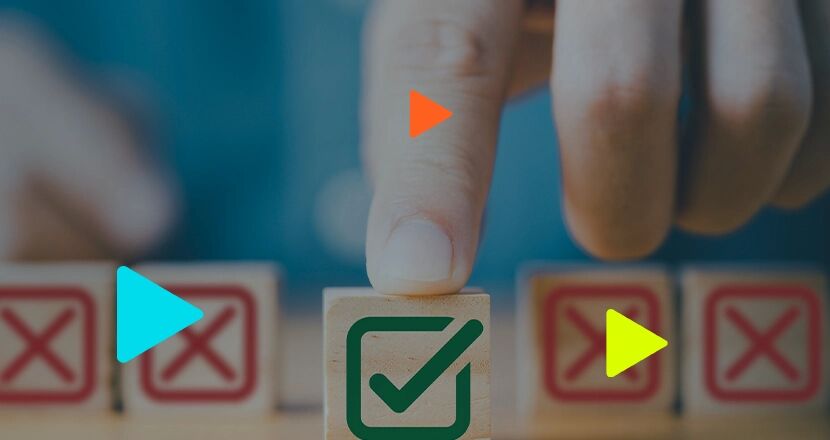 Pessoa escolhendo a opção correta em blocos de madeira.