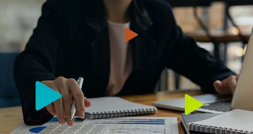 Blog da Omie 5 Pessoa analisando gráficos em mesa de trabalho