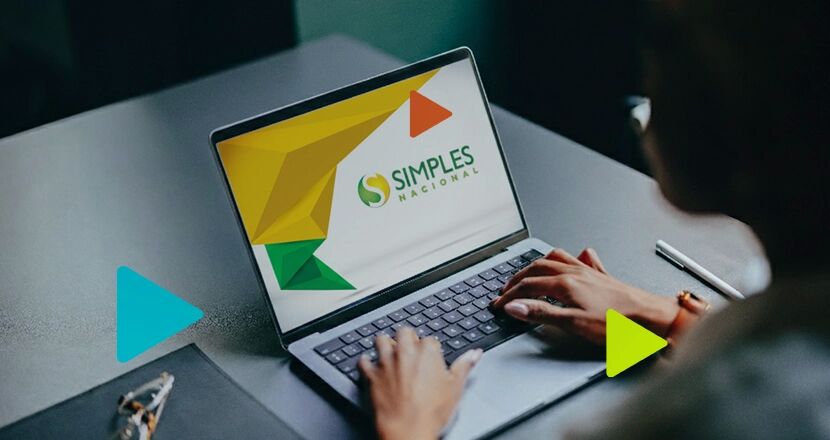 Pessoa usando laptop com logo Simples Nacional