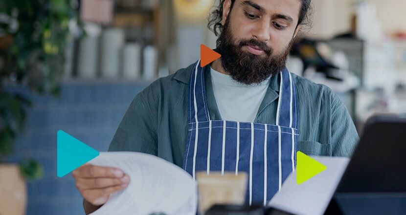 Blog da Omie 9 Profissional analisando documentos em café