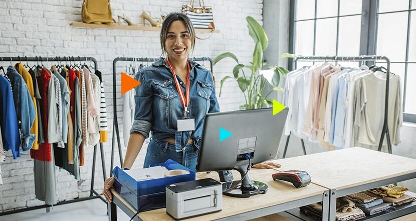 Vendedora sorridente em loja de roupas