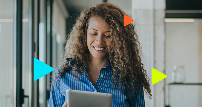 Mulher sorridente usando tablet em ambiente moderno