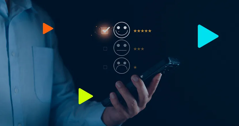 Mão segurando smartphone com interface flutuante de pesquisa de satisfação, mostrando emojis e estrelas de avaliação.