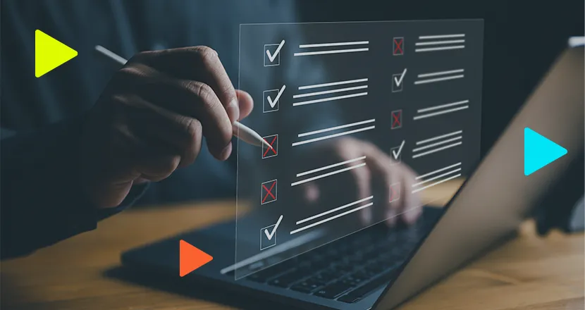 Pessoa utilizando um checklist digital em um laptop