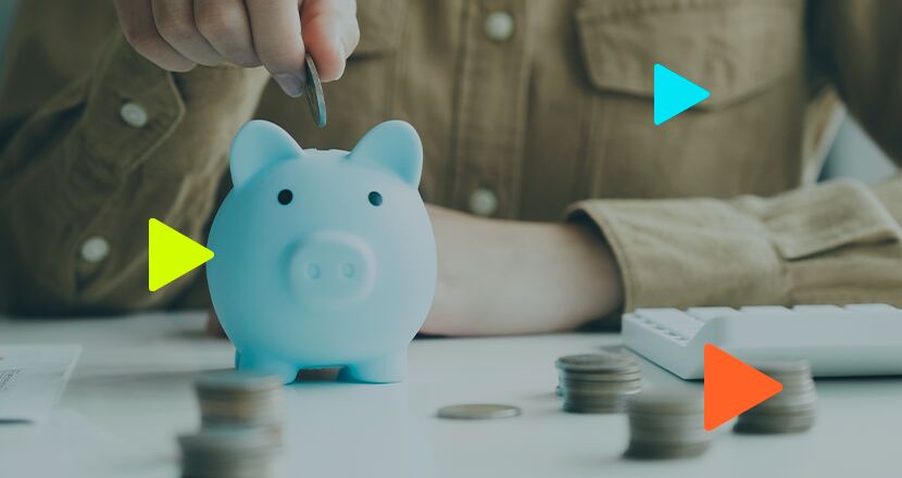 Pessoa colocando moeda em cofre azul