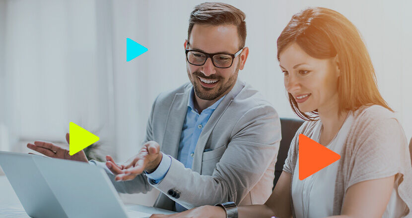 Homem e mulher colaborando em projeto no laptop