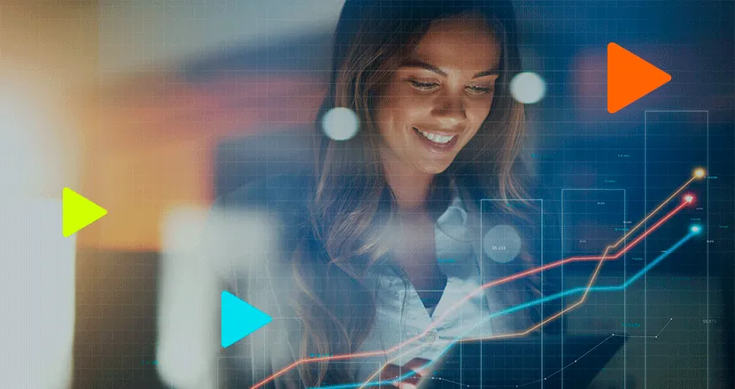 Mulher sorrindo enquanto analisa gráficos de crescimento exponencial em um tablet