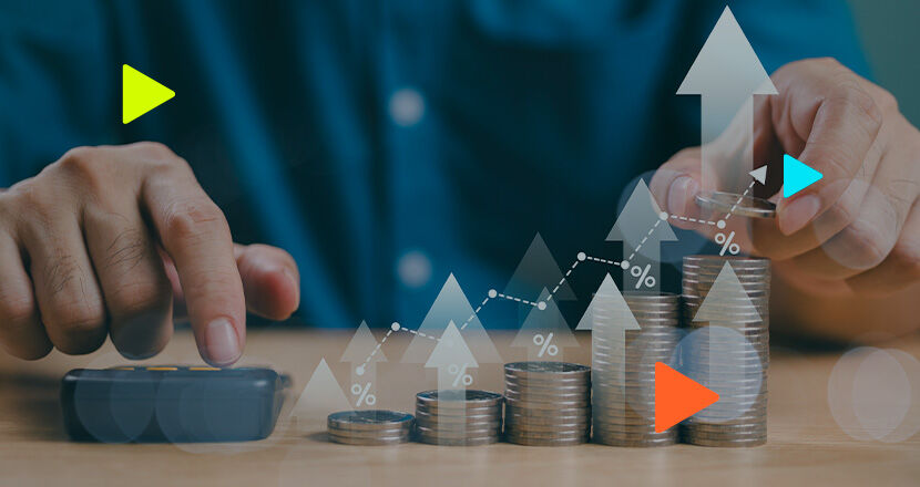 Mãos usando calculadora com gráfico de crescimento financeiro