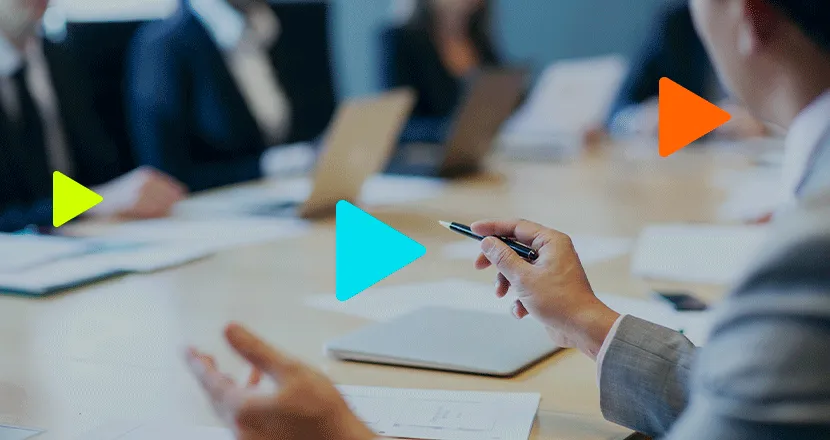 Reunião de negócios com equipe corporativa discutindo documentos e estratégias em mesa de conferência.