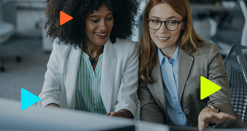 Blog da Omie 26 Duas mulheres trabalhando em equipe com tecnologia