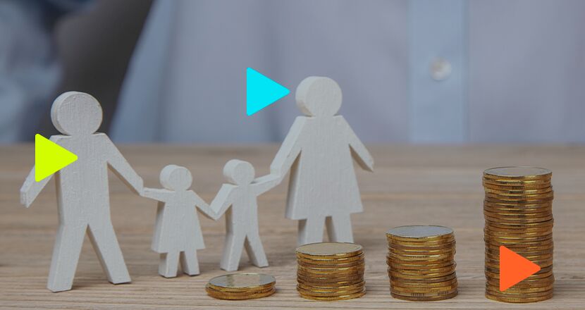 Família de madeira com moedas em pilha