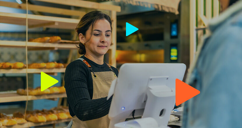 Funcionária atendendo em padaria moderna.