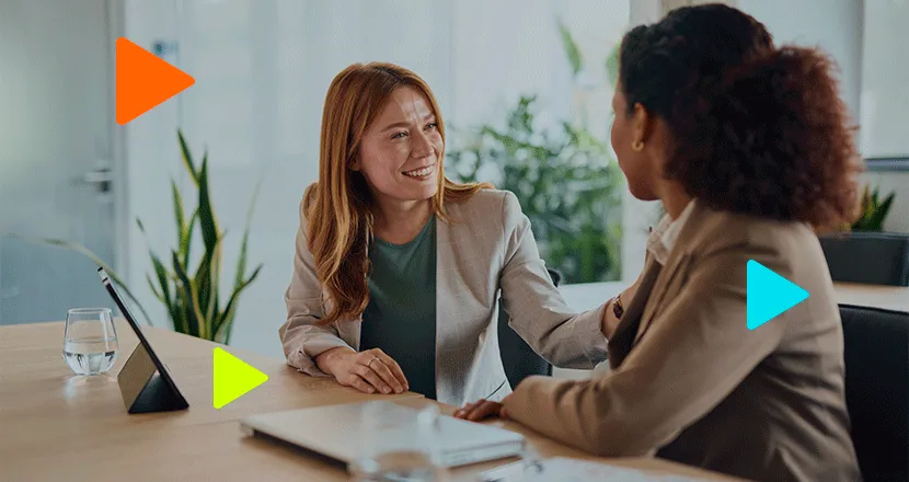 Profissional feminina oferecendo suporte ou consultoria personalizada em mesa de trabalho.