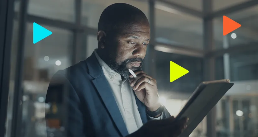 Homem pensando ao usar tablet em ambiente moderno