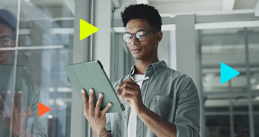 Homem usando tablet em ambiente moderno de escritórios