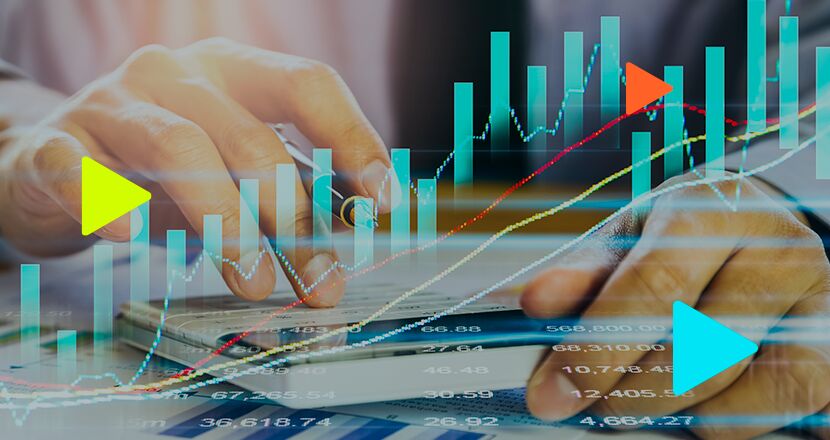 Mãos analisando gráficos financeiros com setas coloridas