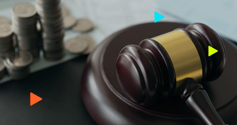 Martelo de juiz sobre fundo com moedas