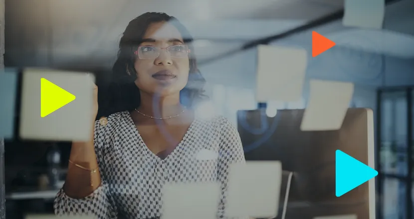 Mulher pensativa analisando anotações em vidro