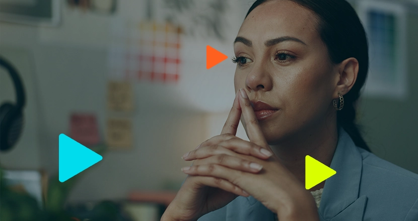 Mulher pensativa em ambiente de trabalho criativo