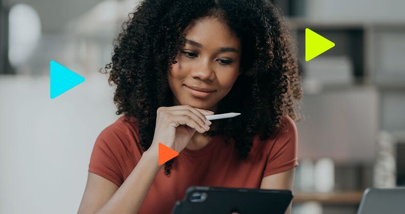 Mulher pensativa usando tablet em ambiente moderno.