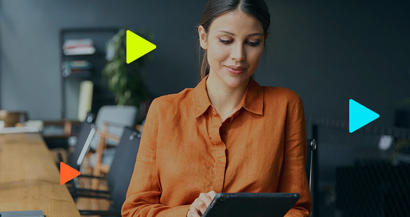 Mulher usando tablet em ambiente moderno de trabalho