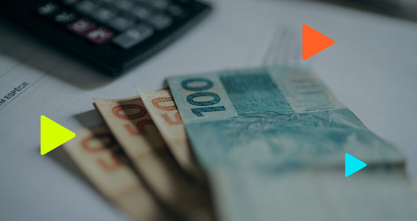 Notas de reais sobre uma mesa com uma calculadora