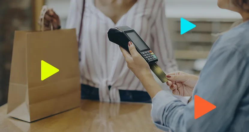 Pagamento com cartão em loja, sacola ao fundo