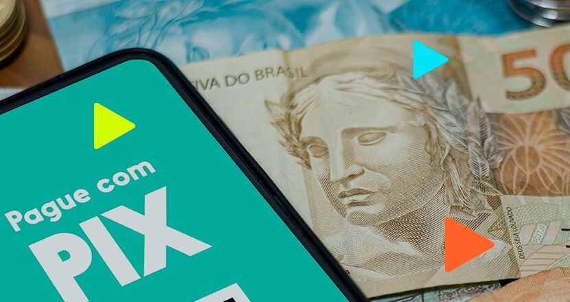 Tela de pagamento com PIX e notas de real ao fundo