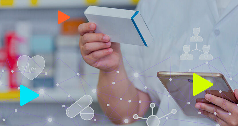 Pessoa analisando embalagem de medicamento com tablet