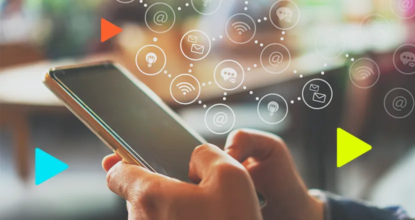 Pessoa usando smartphone com ícones de comunicação